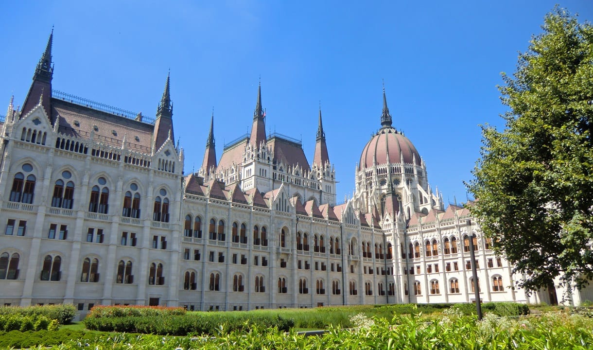Parvis du Parlement de Hongrie