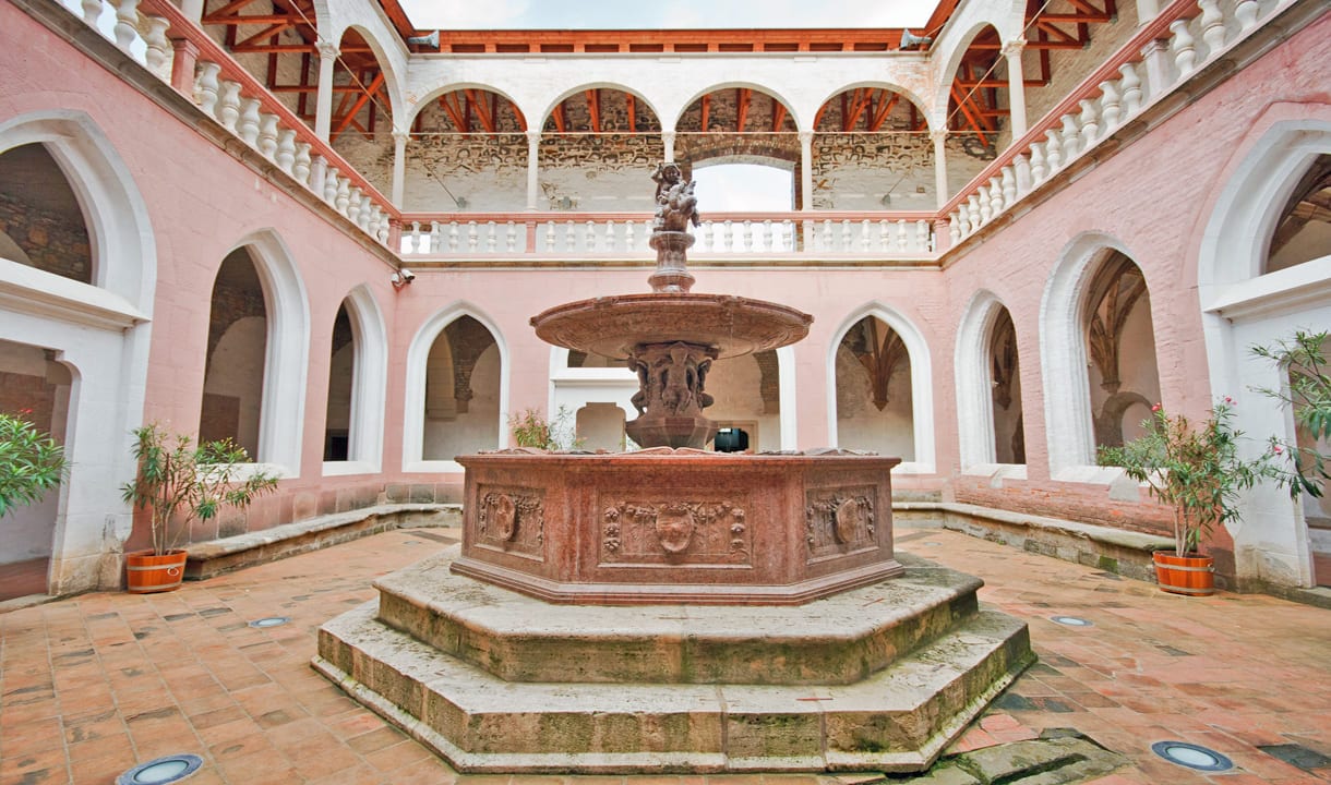 Fontaine d'Hercule dans le palais royal de Visegrád