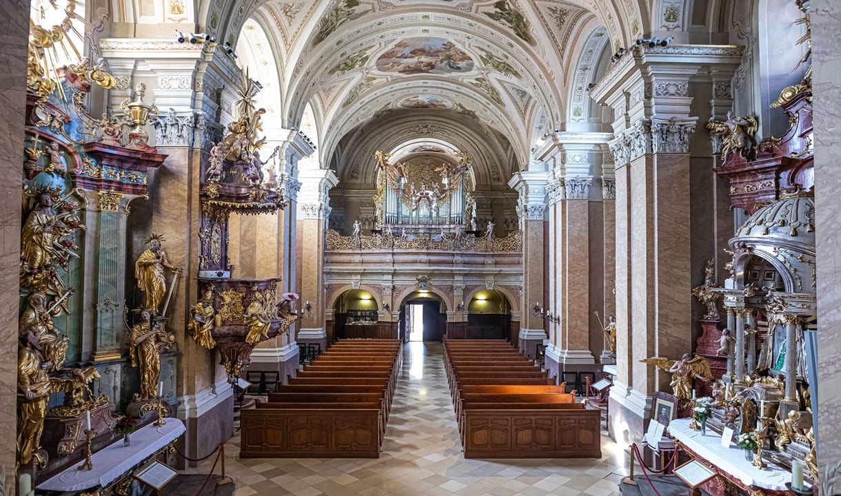 Intérieur baroque de l'abbaye de Tihany